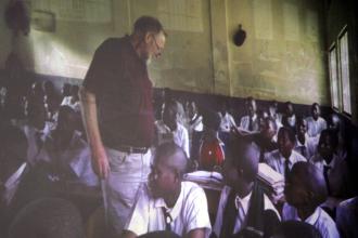 Winfried Rindle in einer Klasse in Uganda