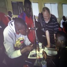 Winfried Rindle mit Schülern in Uganda