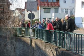 Besuchergruppe am bach