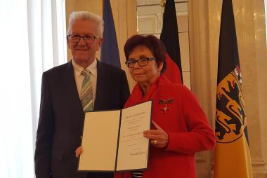 Marianne Gmelin mit Winfried Kretschmann bei der Ordensverleihung